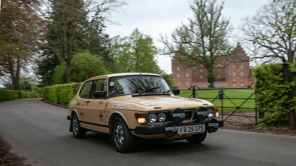 Ole Bendtsen Casper / Hein Ankersen fra den arrangerende klub, DHMC, er her fanget ved Gisselfeld Slot ved Haslev i 2. afdeling af SONAX DASU Classic 2024.
(Foto: rallypics.dk-Viggo Johansen)